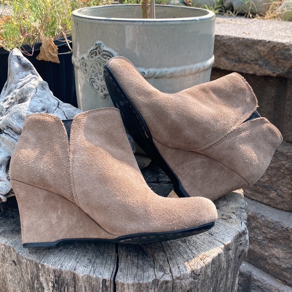 Crown by Born “Faylan” Coco Suede Ankle Boots, wedge heel, size 7 women’s - Picture 2 of 10